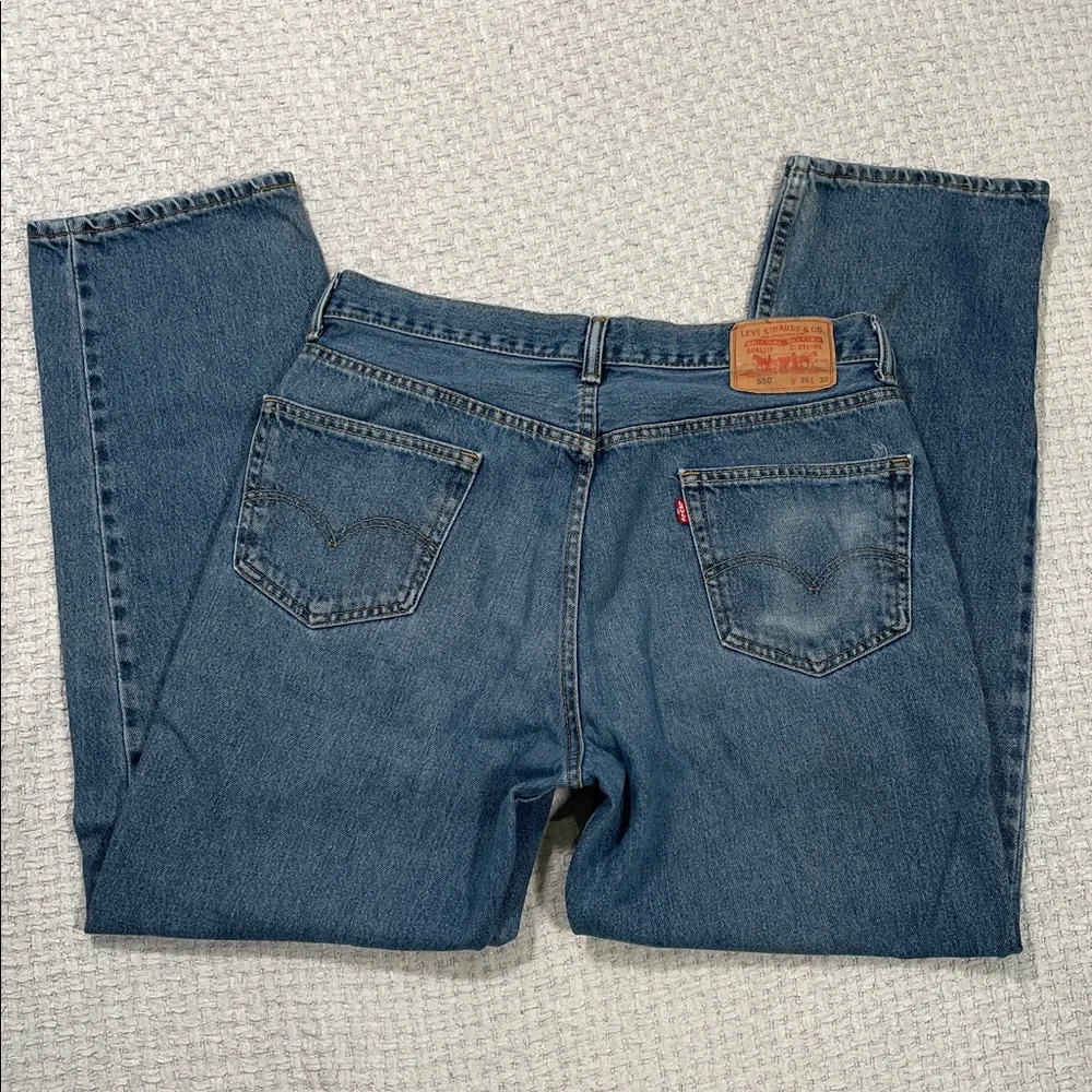 Levis 550 Relaxed Fit Tapered Vintage 2002 Mens Size 36x32 Women’s Unisex